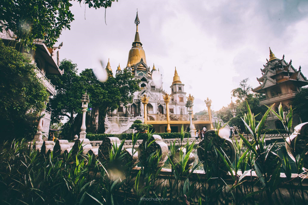 Chùa[-]vàng[-]Bửu[-]Long[-]rực[-]rỡ[-]trong[-]màn[-]mưa[-]